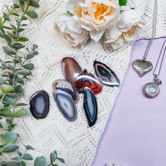 Akaattilevy luonnonväri