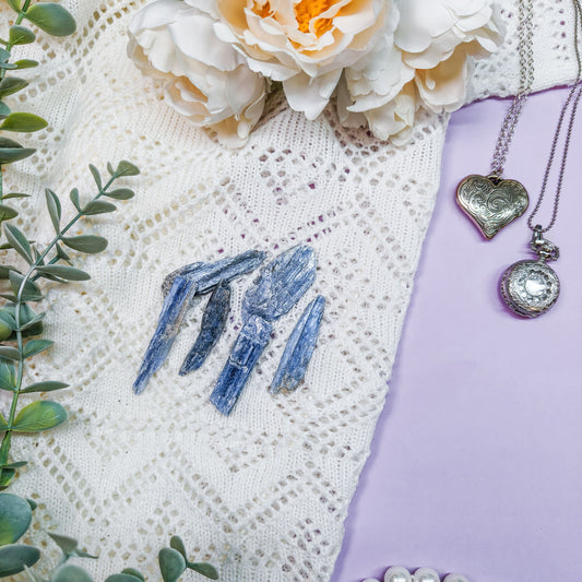 Sininen kyaniitti raaka