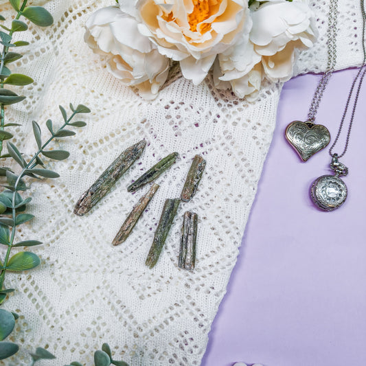 Vihreä kyaniitti raaka