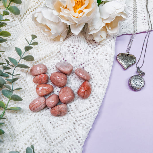 Vaaleanpunainen kuukivi rumpuhiottu