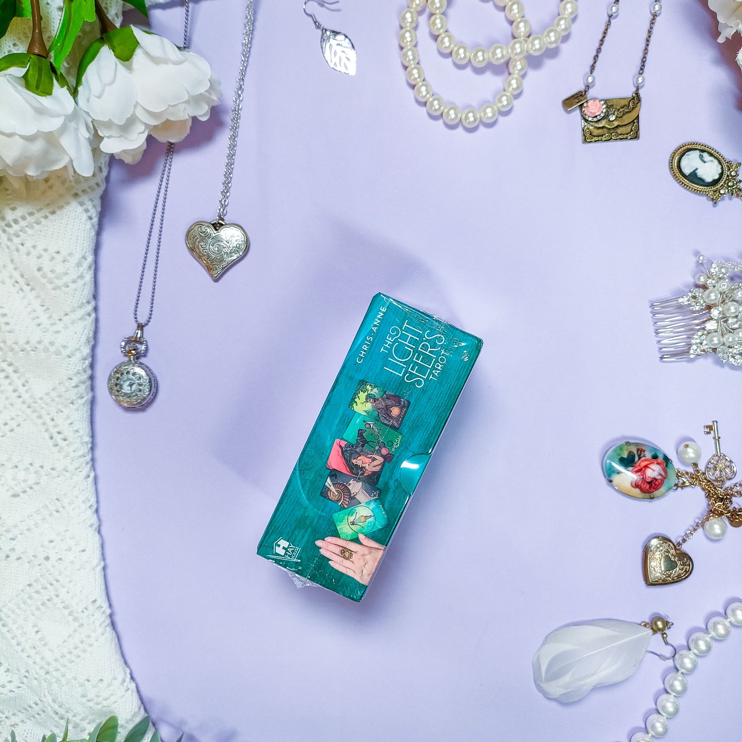 The Light Seer's tarotkortit - aloittelijaystävälliset tarotkortit ja oraakkelikortit meiltä!