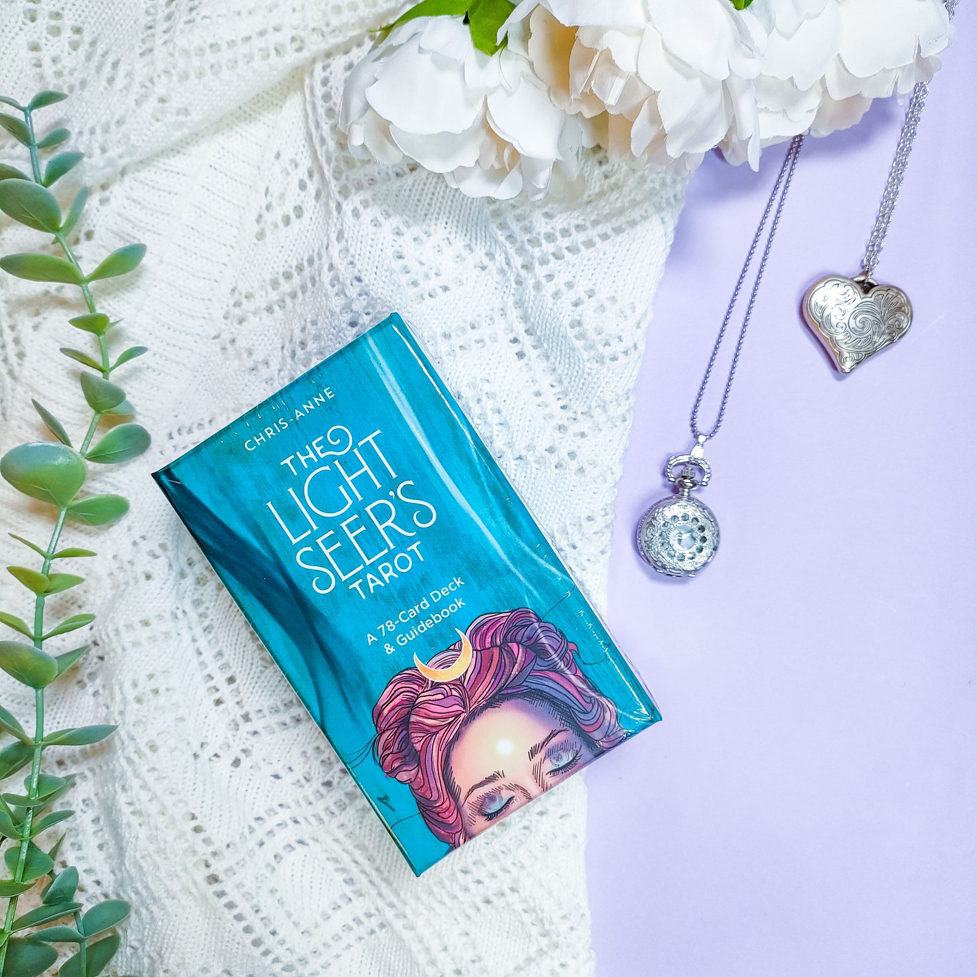 The Light Seer's tarotkortit - aloittelijaystävälliset tarotkortit ja oraakkelikortit meiltä!