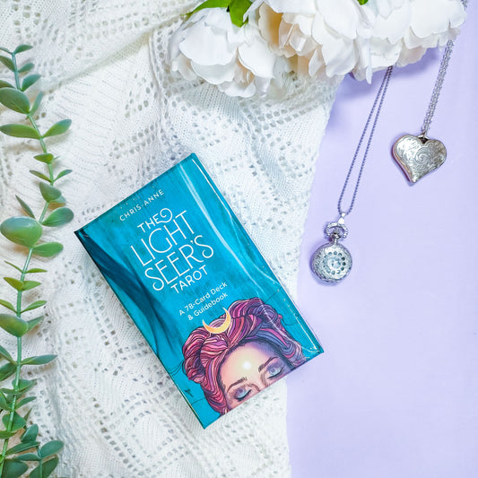 The Light Seer's tarotkortit - aloittelijaystävälliset tarotkortit ja oraakkelikortit meiltä!