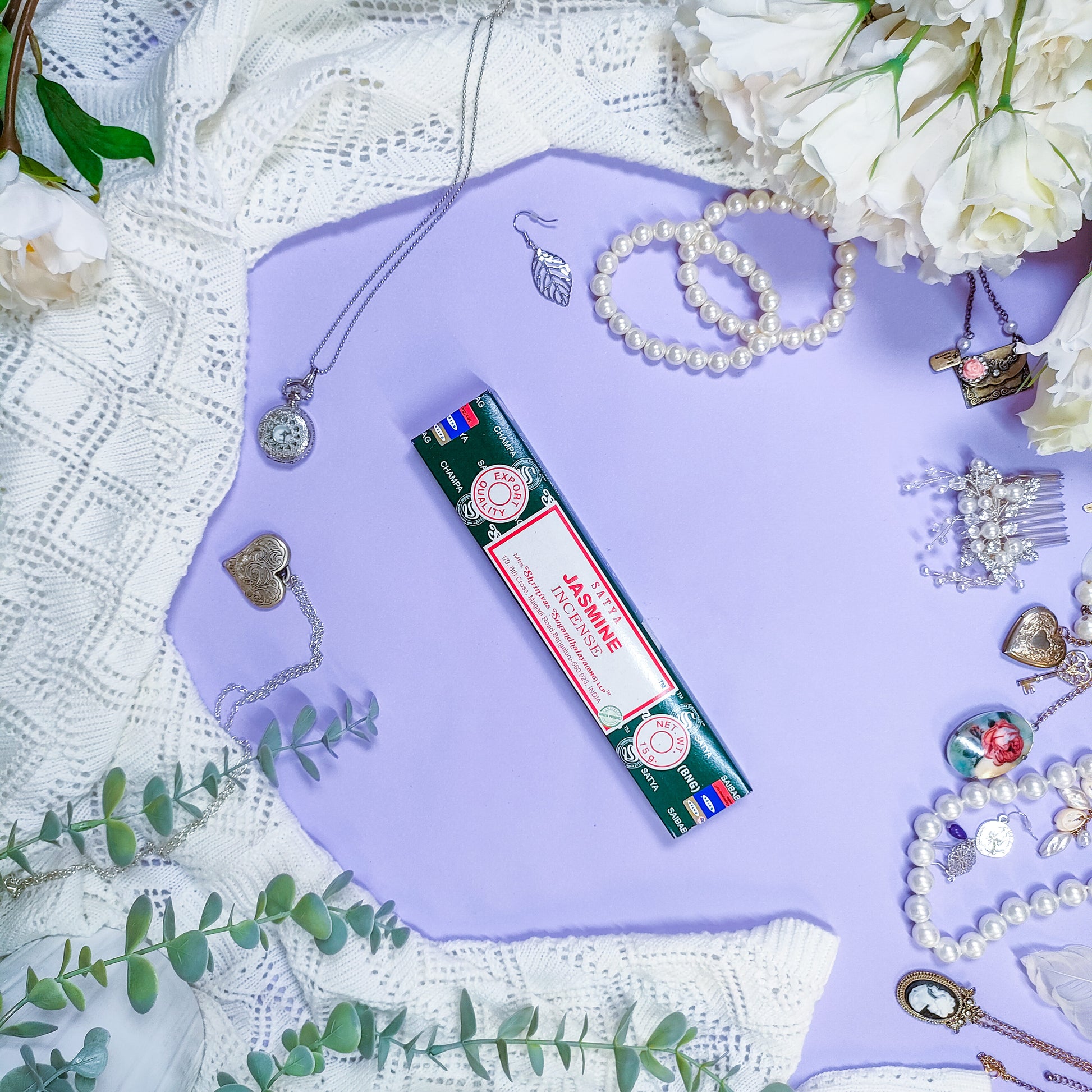 Satya suitsuketikut - Witches and Familiars käsin rullatut suitsukkeet suitsukekaupasta